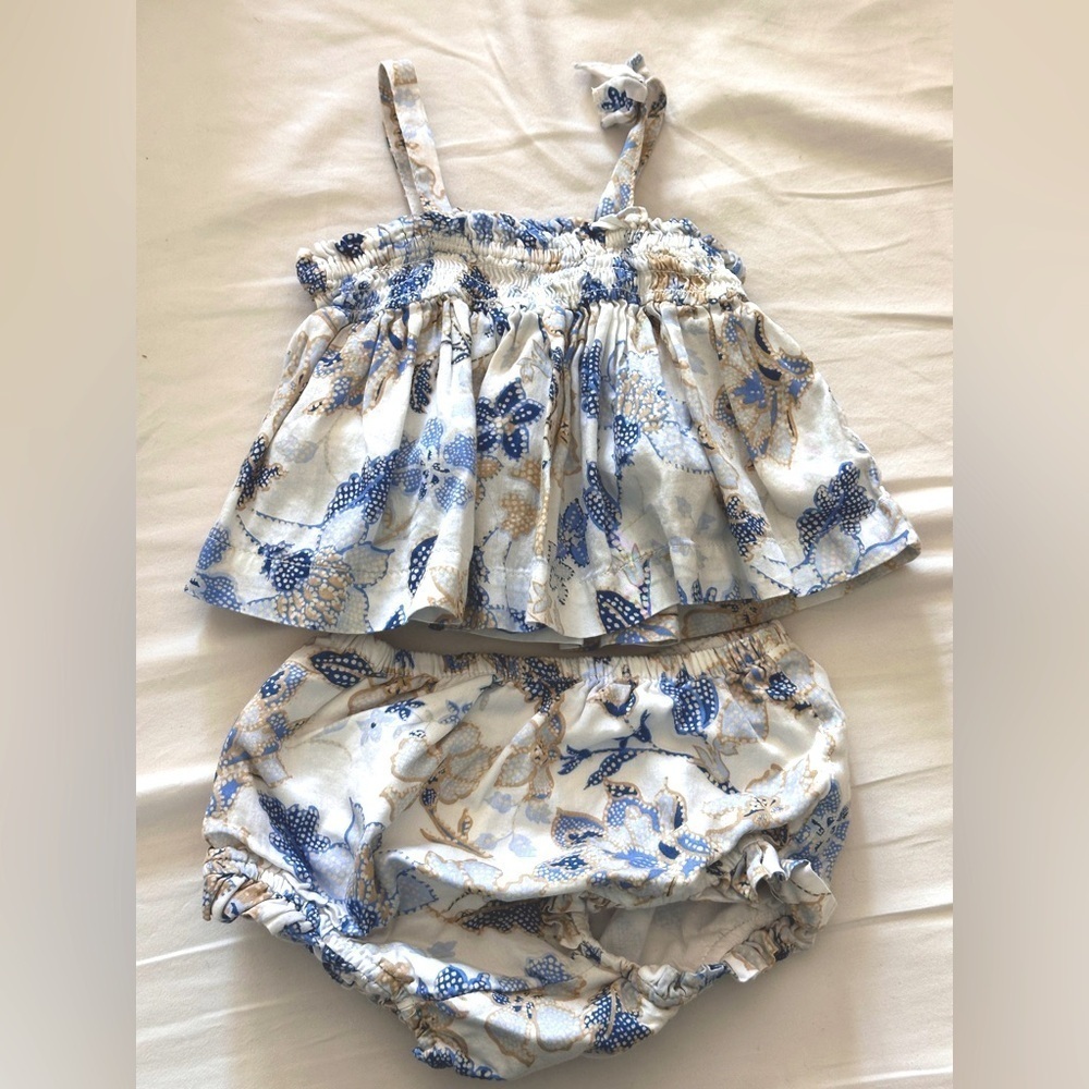 Baby Gap two piece set. Size 6-12m. Great condition!
